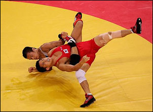 Young Ho Jung (red) of Korea competes with Kenji Inoue of Japan  (Athens on 28/08/2004 / Mark Dadswell)